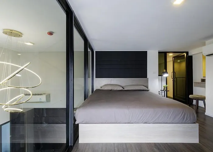 Spacious Luxury Loft Condo- Super Views! 5 Min Bts Apartment